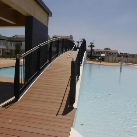 Modern With Pool For Four Guests Appartamento