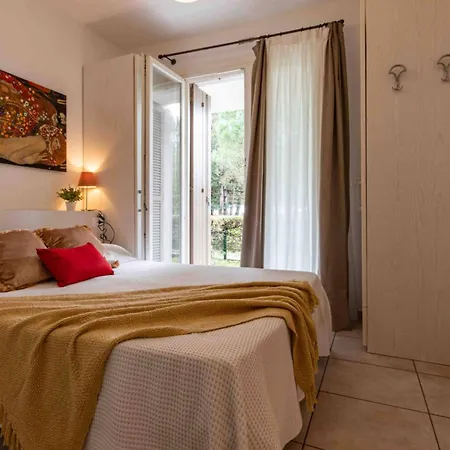 Modern With Pool For Four Guests Appartamento Bibione