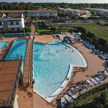 Modern With Pool For Four Guests Appartamento Bibione