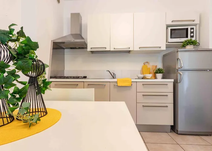 Modern With Pool And Garden شقة