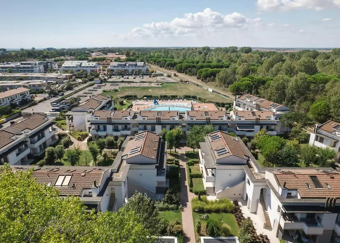 Modern With Pool And Garden بيبيوني